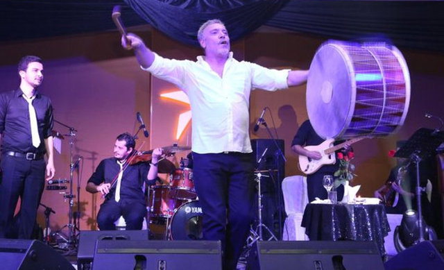 Bir arkadaşının detoksla 6 kilo vermesinden etkilenen şarkıcı da detoksa başlayınca cuma gecesi sahne aldığı mekânda fenalaştı.