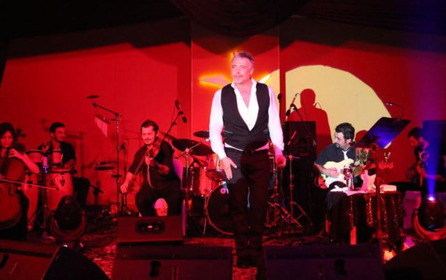 Kulise kaldırılan sanatçı baygınlık geçirdi.