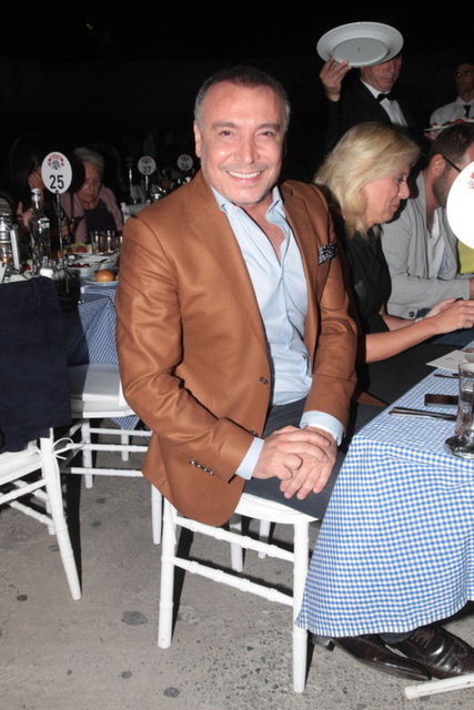 APAR TOPAR EVE GÖTÜRÜLDÜ - Tansiyonu düşen ve bir süre dinlendirilen Cenk Eren, doktorunun talimatıyla evine götürüldü.