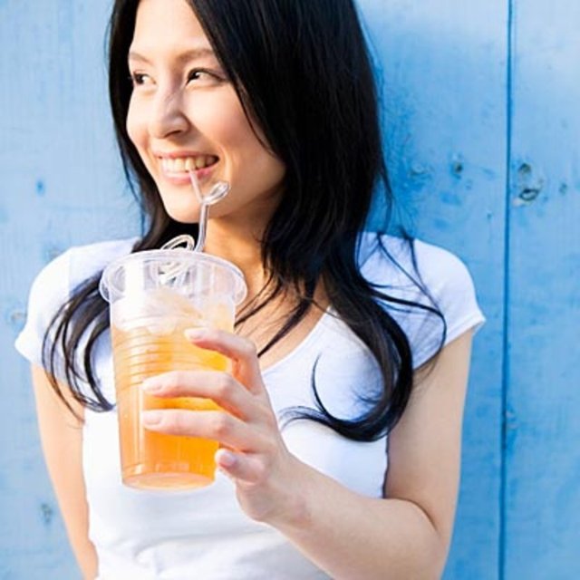 İçecekleri pipetle içmek. Pipetle içilen içecekler ekstra hava alınmasına neden olur.