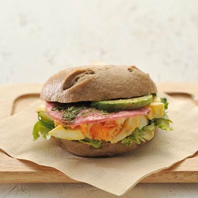 Öğlenleri sandviç yemek.