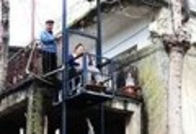 Engelli kızı için balkona asansör yaptırdı