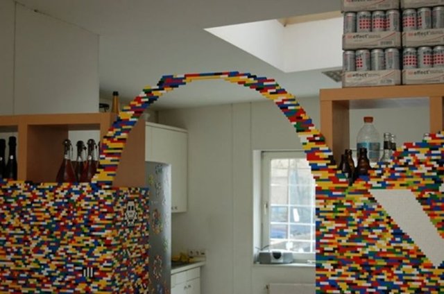 çocuklarının legolarına ekleme yaptı ve 55 bin lego parçasından oluşan bu renkli duvara imzasını attı.