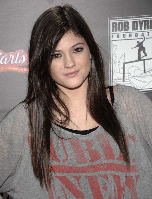 Geçen yıl 18 yaşına giren Kylie Jenner önce dudaklarını dolgunlaştırdı, sonra göğüslerini irileştirdi.