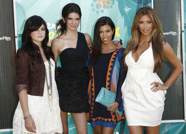 Jenner ve Kardashian bireylerinin beraber oldukları bu kare, sadece Kylie'nin değil Kim ve Kourtney Kardashian'ının da estetik merakını yanısıtıyor.