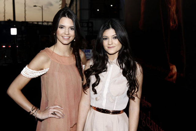 2010 yılında Jenner'ın kardeşi Kendall ile birlikte yer aldığı bu fotoğraf da değişmi gözler önüne seriyor.