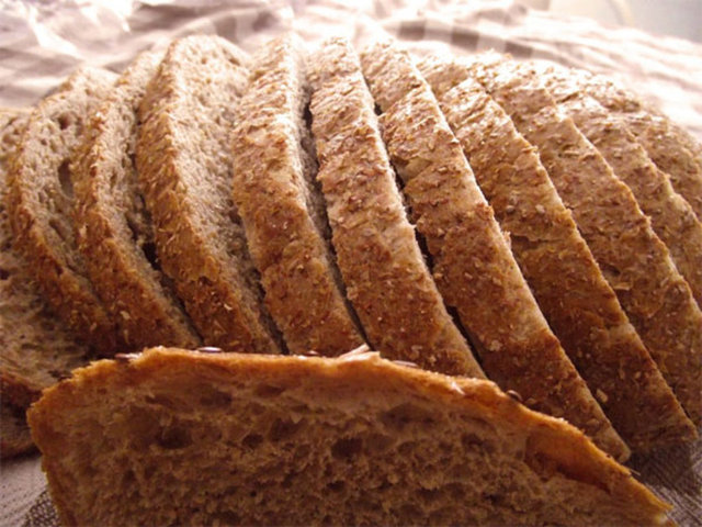 3- Beyaz ekmeğe veda edin. Yerine kepekli ekmek ve makarna tercih edin. -