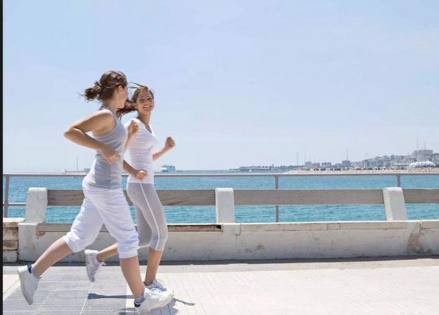 8- Güne her sabah 1 saatlik tempolu yürüyüşle başlayın ve gün içinde mümkün olduğunca çok hareket edin, asansör yerine merdiven kullanmaya özen gösterin. -