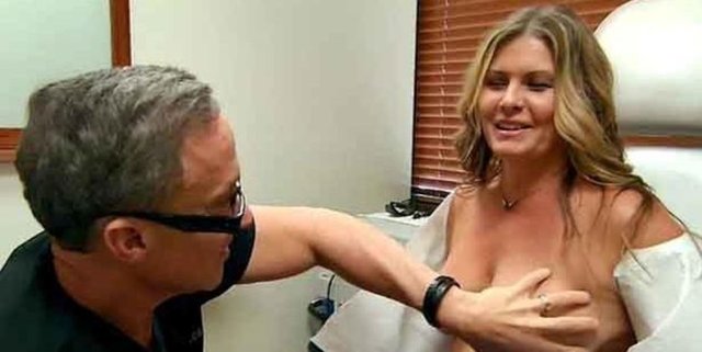 Bir dönem rol aldığı Sahil Güvenlik adlı diziyle tanınan Nicole Eggert, bir TV kanalında yayınlanan program kapsamında göğüslerini küçülttürdü.