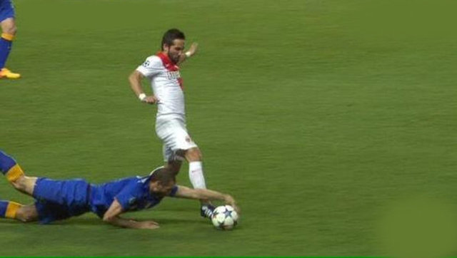 Şampiyonlar Ligi çeyrek final maçında Juventus ile AS Monaco arasında oynanan karşılaşmada İtalyan ekibinin tecrübeli savunmacısı Giorgio Chiellini'nin gördüğü sarı kart gündem oldu.