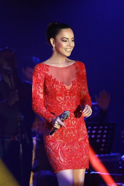 "Örümcek ağı yöntemiyle estetik yaptırdınız mı?" sorusuna şöyle yanıt verdi: "Yüzüme botoks dışında hiçbir şey yaptırmadım.