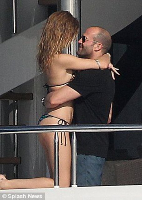 Rosie Huntington-Whiteley: Jason Statham beni çok güldürüyor - İngiliz süpermodel Rosie Huntington-Whiteley, Self Dergisi'ne verdiği röportajda, sevgilisi Jason Statham'la ilişkisi hakkında sorulara cevap verdi.