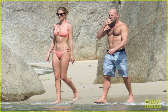 HABERTURK GAZETE - VICTORIA'S Secret'in ünlü mankenlerinden İngiliz model Rosie Huntington-Whiteley ve aksiyon filmlerinin aranan yıldızı Jason Statham, Tayland sahillerinde aşk tazelerken görüntülendi.