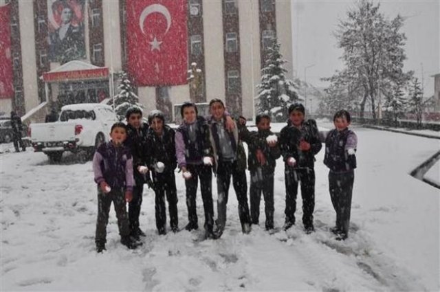 Türkiye'de kimi yerler Nisan ayında bile karlar altında, kimi yerler ise günlük güneşlik... Ama çocuklar, bugün hava nasıl olursa olsun bu mutlu günü coşkuyla kutluyor. İşte yurttan 23 Nisan manzaraları...