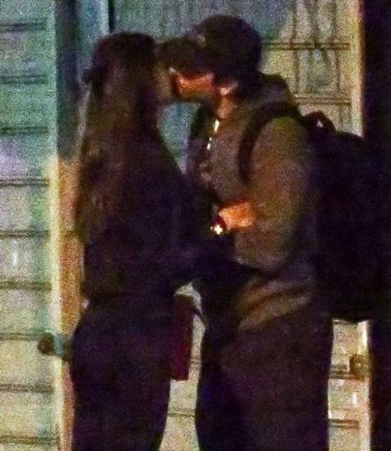 Konuyla ilgili haberlerin yer aldığı magazin sitelerini yorum yağmuruna tutan bazı kişiler "Bu ikisi neyi kanıtlamaya çalışıyor ki" diyerek eleştirilerini dile getirdi.