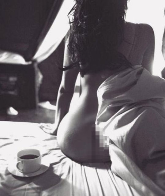 35 yaşındaki iki çocuk annesi Kardashian, dün Instagram sayfasında yatakta çekilmiş yarı çıplak bir pozunu "pek yakında" notuyla paylaştı.