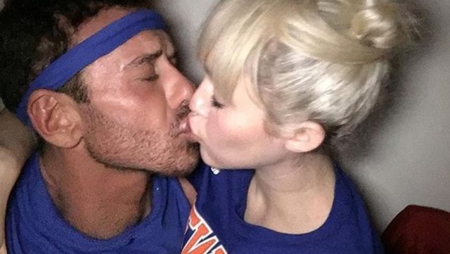 Alaş ve Cyrus'ın dudak dudağa olduğu fotoğraf kısa sürede onlarca beğeni aldı.