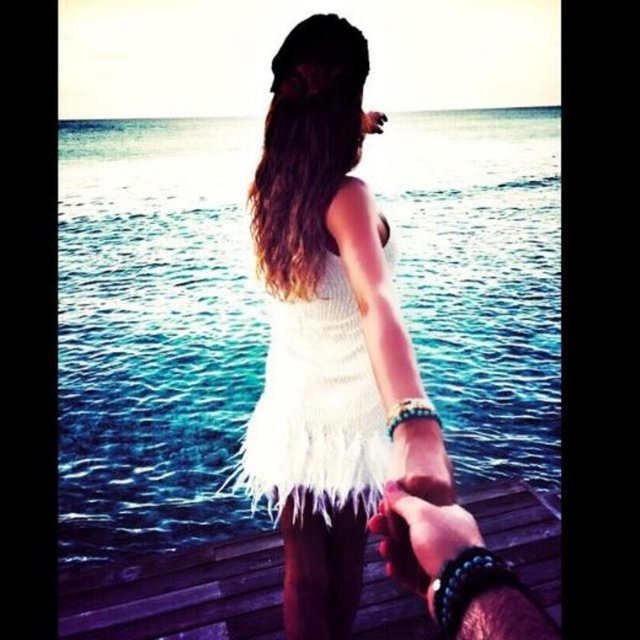 Sevgilisiyle çıktığı ve sık sık görüntü paylaştığı pahalı tatiller ile kendisine yaptığı araba ve tekne tahsisi jestleriyle haber olan manken sosyal medyadaki "Zengin avcısı" gibi ağır eleştirilere kızıp gözyaşı döktü.