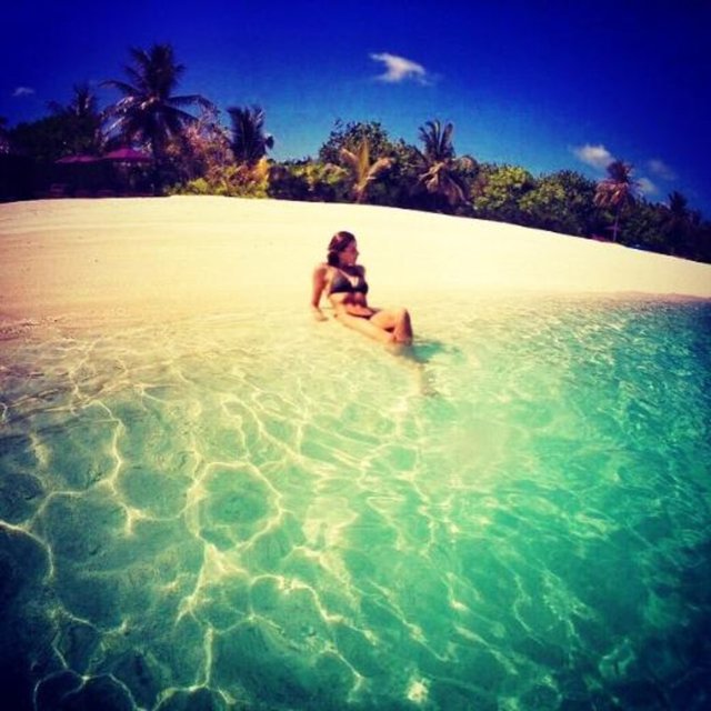 Hatta çocuklu çoluklu olup hiçbir işi yokmuşçasına sırf ünlüyüz, ekrandayız ve podyumdayız diye genç bir kadına aklına estiği gibi tanımadan hakaret edebilen, kalbini kıran ve gözyaşı akıtanlar var. "