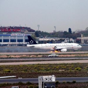 Yere birkaç metre kala uçağın motorunu yeniden çalıştırmayı başardı Yere birkaç metre kala uçağın motorunu yeniden çalıştırmayı başardı