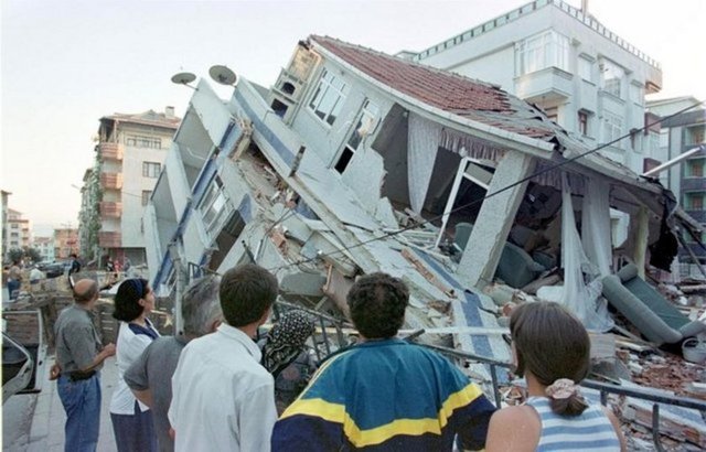 17 Ağustos 1999 yılında merkez üssü Gölcük olan 7.5 şiddetindeki deprem ülkemizde resmi raporlara göre, 17.bin 480 kişinin ölümüne, 23 bin 781 kişinin yaralanmasına, 505 kişinin sakat kalmasına sebep olmuştu.