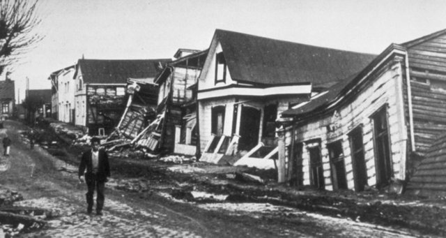 22 Mayıs 1960 - Şiddet: 9.5 / Yer: Şili'nin güney kesimi:  - Resmi raporlara göre deprem sonrası yaşanan Tsunami ile birlikte bin 716 kişi hayatını kaybetti