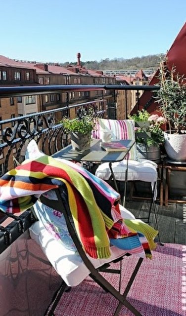 10- Şehrin göbeğinde kaç evin balkonu kocaman ki? Balkonunuz ufak ama ferahsa, bu sizin için büyük bir şans. Minik bir masa, ufak bir kilim, iki sandalye ve birkaç saksı çiçeği ile şık ve kullanışlı bir dekorasyon yaratmak mümkün.