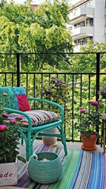 Bu yaz şehrin kalabalığından bir nebze olsun kurtulmak istiyorsanız balkonlarınıza ufak dokunuşlar yapabilirsiniz. İşte sizler için derlenen balkon dekorasyonları: