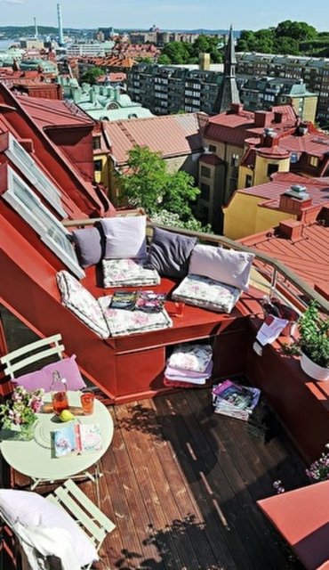 22- Bu resimden sonra insanın balkonlu değil de teraslı bir evde oturası geliyor. Pencere altında pratik bir şekilde oturma alanı yaratılmış bu terasa benzer terasınız varsa haydi durmayın minder ve kırlent alışverişi için hazırlık yapmaya başlayın.