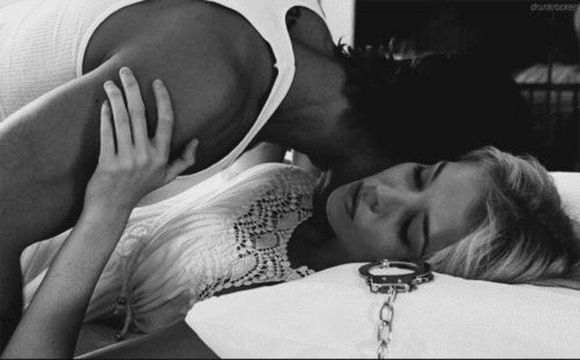 8. Seks içinde üçüncü kişileri, alet edevatları, oyuncakları barındırır, sevişmede sadece iki kişi vardır.