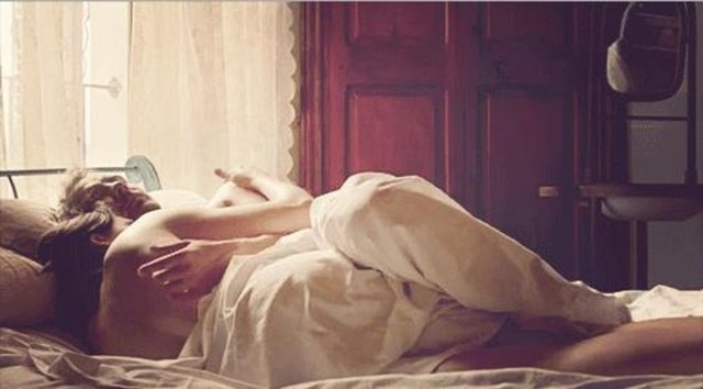 7. Seks porno filmlerin konusudur, sevişmek romantik komedi filmlerinin.