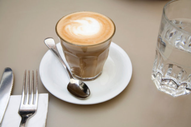 1. Kahvenin yanında mutlaka 2 büyük bardak su içmelisiniz ki yakılan yağlar ter veya idrar yoluyla dışarı atılsın.