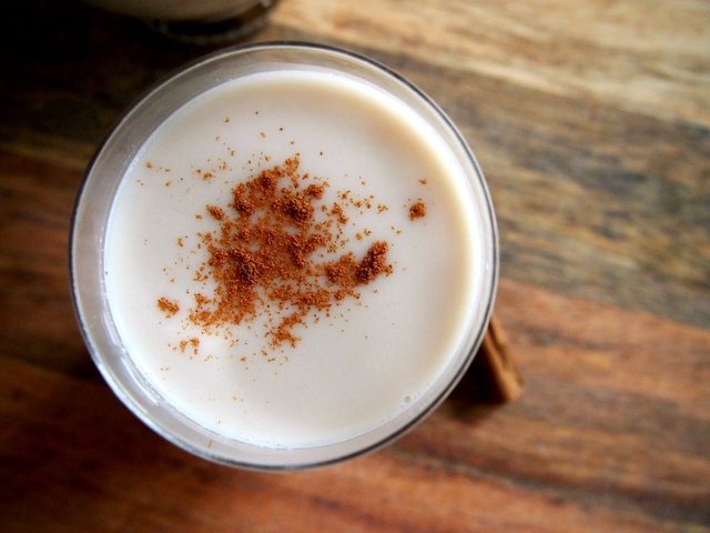 Yağ yakıcı kahve nasıl yapılır?  Malzemeler: 1 su bardağı süt, 1 adet çubuk tarçın, 1 tatlı kaşığı gold veya klasik kahve