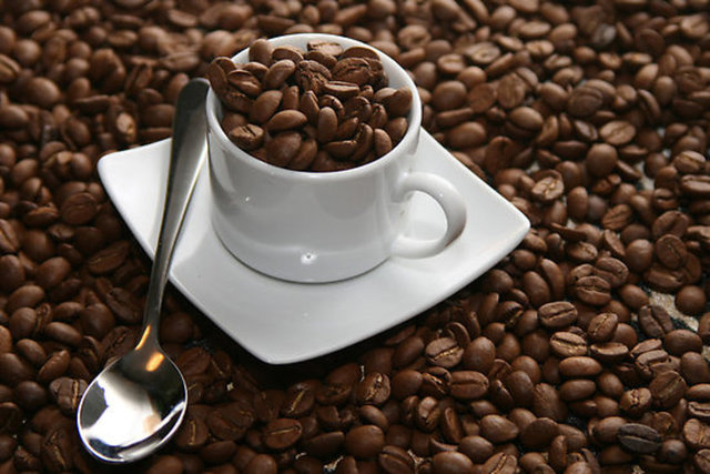 Kahvenin zayıflamaya faydaları  İştah kesmeye yardım eder, abur cubur veya fazla yeme isteğini keser. -