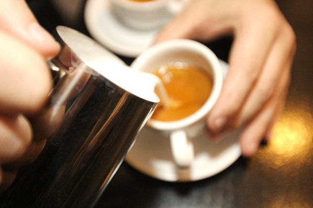 Kahveyi ise, geceden hazırladığınız tarçınlı sütü yeniden ısıtıp bir tatlı kaşığı kahve ekleyip karıştırarak yapın.