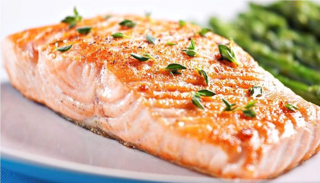 Bu nedenle özellikle kadınlar oldukça pahalı kremler kullanmak durumunda kalır. Aslında bu işi yiyerek çzeöbilirsiniz. Somon gibi gıdalarda bulunan Omega-3S, cildin nemini dengeler ve hatta cilt kanseri riskini de azaltır.