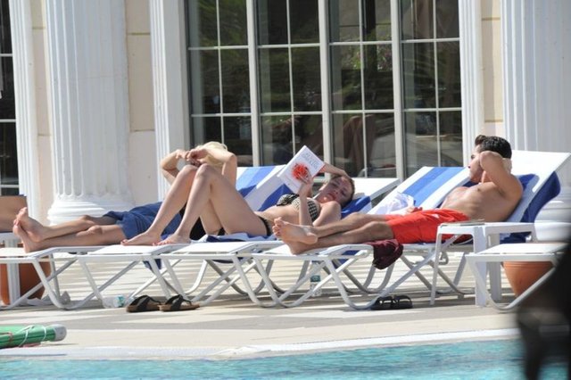 KIBRIS'I SEÇTİLER  - Sinem Öztürk ve Merve Sevi tatil sezonunu açtı! Macit Bitargil'den ayrılan Öztürk önceki gün ailesiyle Kıbrıs'TA görüntülendi. Önce deniz keyfi yapan oyuncu, ardından havuz başında güneşlenip kitap okudu.