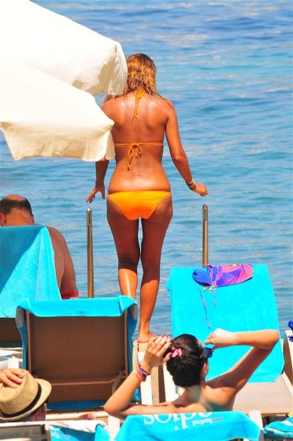 Yazın her gün başka bir bikiniyle objektiflere yakalanan ünlü güzel, tatilinin ayrıntılarını sosyal medyadan paylaşıyor.