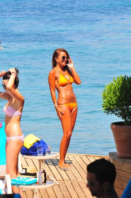 Yıldız, paylaştığı bikinili pozuna 'Sezonu açtım' notu düştü.