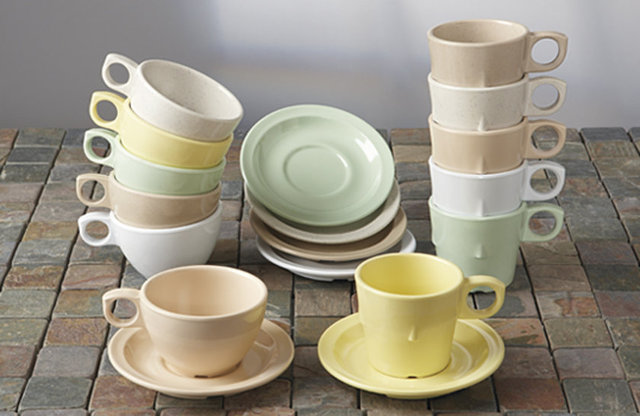 Fincanlardaki kahve ve çay lekeleri için 2 kaşık suya 1 kaşık kabartma tozu dökün. Gece boyunca bekletin. Sabah bir sünger ile silin.