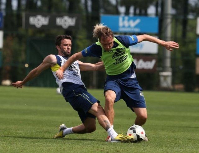 Milos Krasic - 2 milyon 300 bin Euro  (Fenerbahçe A2 takımı ile çalışan Krasic, yattığı yerden para kazanıyor!)