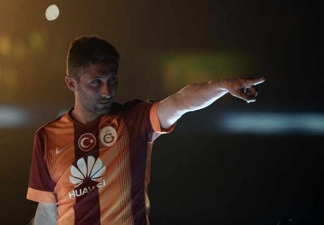 Galatasaray'ın Sabri Sarıoğlu ile maç başı ücreti hariç, yıllık 1.6 milyon euro'ya anlaşması tartışmaları beraberinde getirdi. Sarı-kırmızılı taraftarlar ücretin fazla olduğu yönünde eleştiriler yaptı.