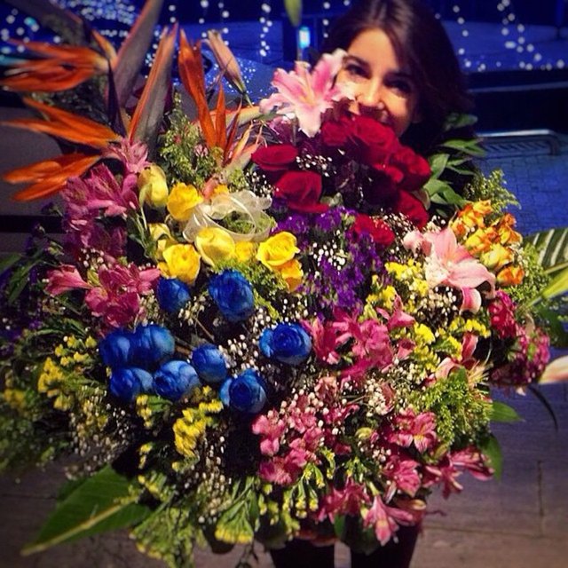 ELVİN LEVİNLER  - Bugün esas başımı döndüren, kucağıma sığmayan renklerin güzelliği ve üzerime sinen mis kokusu oldu.. İçinde kaybolduğum için sizi uçağa almasalar da biz beraber önce İstanbul'a birkaç saat sonra da Fethiye'ye uçacağız, söz