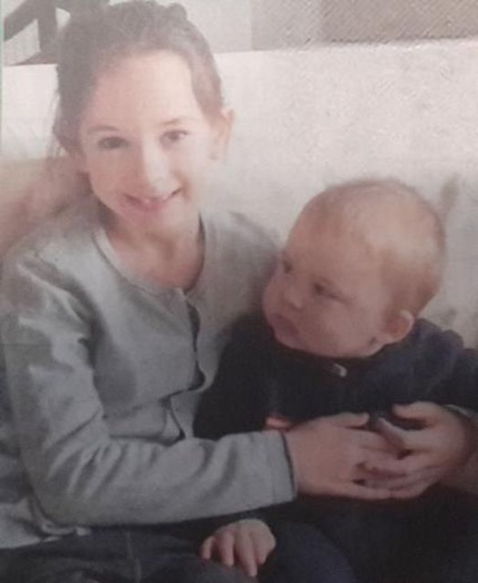 Azur, 9 ay sonra ilk kez kuzeni Tia'nın kucağında görüntülendi. (Posta)