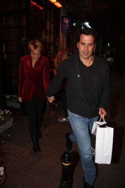 Evliliği boyunca setlere ara veren Bade Süalp 9 Ağustos 2014'te de oğlu Azur' kucağına almıştı. Bebeklerine nazar değmesinden korkan mutlu çift oğullarını medyadan uzak tutuyordu.