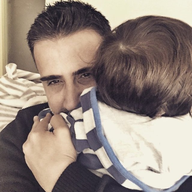 Ünlü şarkıcı Emrah, oğlu Elyesa ile fotoğrafını paylaştı.