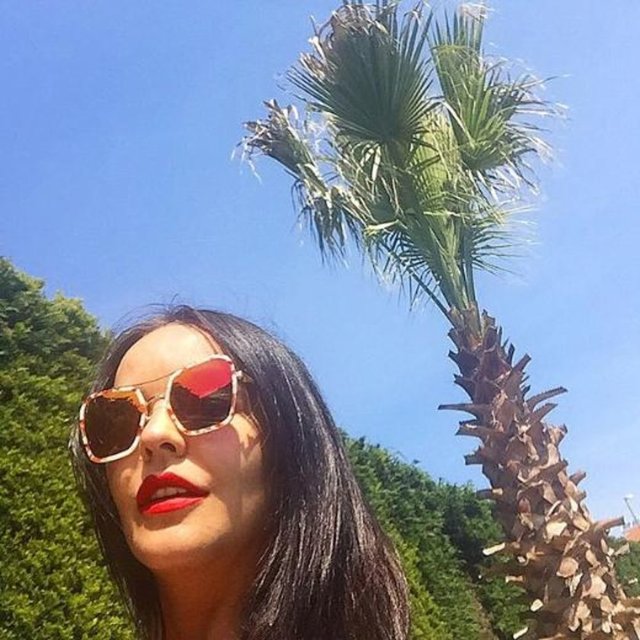 BENGÜ - Ben böyle rengarenk cıvıl cıvıl gözlüklerle bakıyorum hayata.