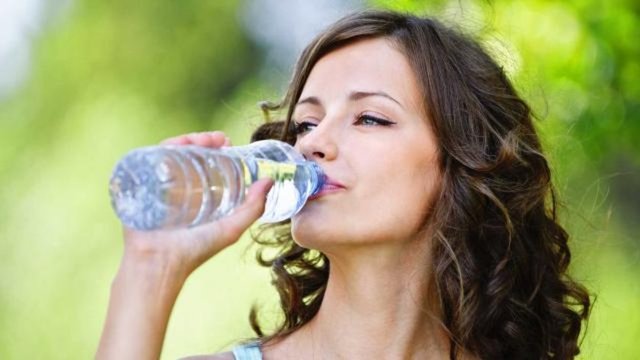 3. Metabolizmayı hızlandırmak için, susamasanız bile günde 2-2,5 litreye yakın su tüketin.