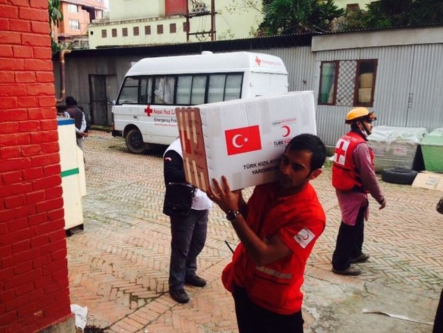Türk Kızılayı ayrıca erzak ve insani yardım malzemelerini de bölgeye ulaştırmaya başladı.