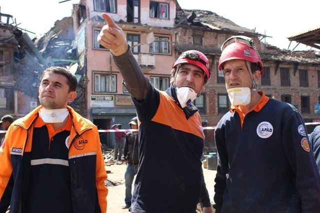 Türk ekibi GEA ve AFAD, depremden 48 saat sonra enkaz altından 2 kişiyi sağ kurtardı.